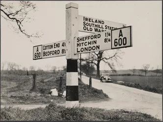 Panneau routier en forme de doigt entre Bedford et Shefford, vers 1940-60 (photo)