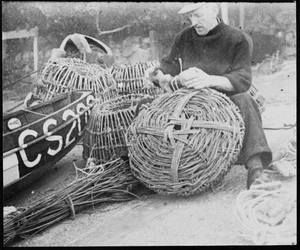 Pêcheur fabriquant des casiers à homards à Steephill Cove