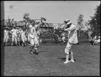 Les membres de la troupe Morris de Bampton exécutent une danse