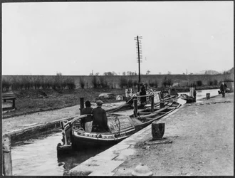Deux barges traversant une écluse sur le Grand Union Canal près de Marsworth