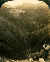 Un cratère du mont Tarawera, Nouvelle-Zélande, vers 1909