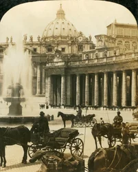 Carrosses près de la fontaine sur la place Saint-Pierre, Rome, Italie, vers 1909