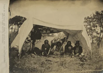 "Loup sur la colline" et sa femme; Petit Taureau et sa femme (Apaches) délégués au grand conseil annuel