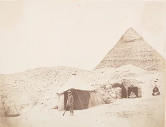 Le photographe devant sa tente sur le site de la pyramide de Khafre Chephren