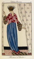 Manteau de théâtre. Costumes Parisiens no 71. Femme portant une robe rouge à motifs avec une jupe bleue bordée de fourrure. Elle porte également une coiffure à plumes noire et argentée.