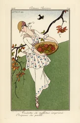 Femme en chapeau de paille et robe en taffetas imprimé