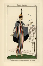 Femme en robe de lin rayée avec une courte veste en velours