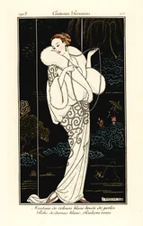 Femme en cape de velours, robe de damas et pantoufles roses
