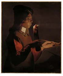 Un jeune garçon avec une pipe, soufflant sur une braise