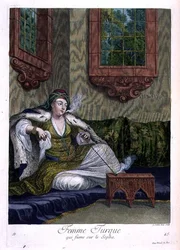 Femme turque fumant sur le canapé