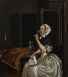 Jeune femme tenant un verre de vin et une lettre à la main