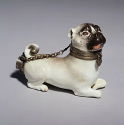 Bol de pipe de Meissen modelé en forme de chien carlin assis, vers 1745