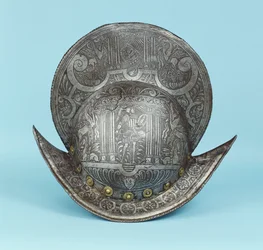 Morion à peigne, gravé de têtes de chérubins, sphinx et chevaux ailés, le centre avec un guerrier pseudo-classique en armure contemporaine avec épée et bouclier