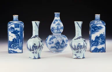 Sélection de Céramiques Bleues et Blanches de Francfort dans un Style Chinois, y Compris Deux Flasques à Esprit Bleues et Blanches de Francfort, une Paire de Vases Octogonaux Yan Yan de Francfort, et un Vase Double-Gourde Bleu et Blanc de Francfort, vers 1