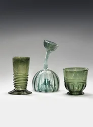 Un gobelet en verre Waldglas, un strangenglas et un kuttrolf
