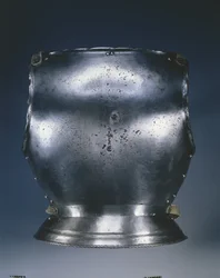 Plastron, vers 1510-1530 (acier avec peinture noire, sangles en cuir)