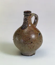 Bartmannkrug ou bouteille de vin Bellarmine décorée d