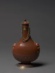 Bouteille, fabricant Meissen Porcelain Factory, Allemagne, vers 1715 (grès rouge poli, montures en argent doré)