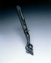 Clé de rouet combinée et mesure de poudre, c.1625-50