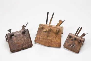 Rabot de tonnelier, daté 1735, 1842 et début à milieu du 19e siècle