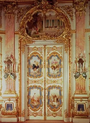 Porte de la Salle de Porcelaine avec quatre panneaux représentant des scènes classiques par Meissen et un représentant une production théâtrale