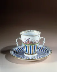 Art allemand : Tasse avec trembleuse décorée en porcelaine de Meissen