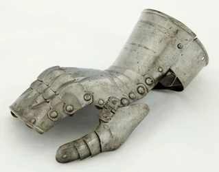 Gantelet gauche, vers 1490-1510, restauré au 19ème siècle