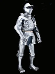 Armure de campagne "Maximilian" du groupe "Fico", avec casque associé, vers 1525-1530, décorée vers 1805
