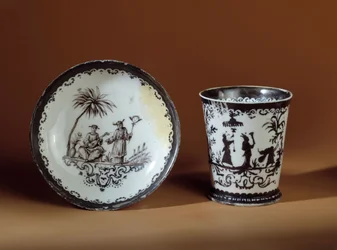 Tasse en forme de mug et soucoupe Bottger (1682-1719) en porcelaine Maissen, décorée de boutiques chinoises à Ausbourg. 1718 Paris, Arts décoratifs
