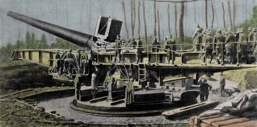 Souvent confondu avec le canon Grosse Bertha, le canon de Paris (Wilhelmgeschütz) est le plus mystérieux des canons allemands de la Première Guerre mondiale. Calibre 210 mm; longueur de vol 36 m; portée 126 km; poids total 750 T; poids du projectile 105
