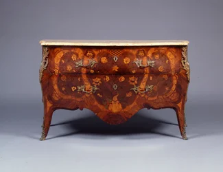 Une des deux commodes en marqueterie et parquetry, vers 1765