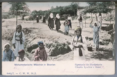 Carte postale représentant de jeunes femmes musulmanes en Bosnie, 1904