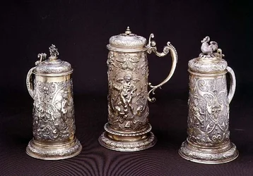 Chope cylindrique en argent doré par Paul Hubner, Ausburg 1590; chope cylindrique en argent doré par Tobias Kramer, Ausburg 1620; chope cylindrique partiellement dorée par Paul Hubner, Ausburg 1590, 16e-17e siècle