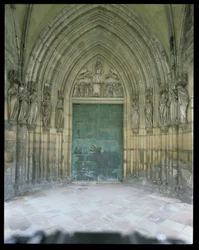 Le Portail du Paradis : Les Cinq Vierges Sages et les Cinq Vierges Folles, figures de jambage sculptées vers 1250, porche construit vers 1350