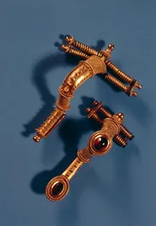 Deux broches courbes, de Hassleben, Thuringe (or et pierres précieuses)