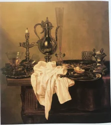 Nature morte avec aiguière, plateaux, chandelier, salière et verres sur une table