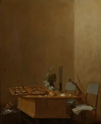 Nature morte avec un jeu de tric-trac sur une table en bois, des chaises et un violoncelle à droite