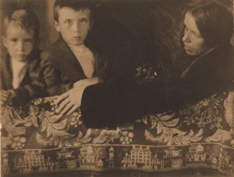 Groupe familial (Mme White, Maynard et Lewis), c. 1899 (photo)