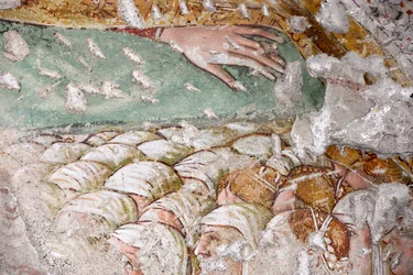 Armes de Madonna della Misericordia couvrant un groupe de femmes voilées, fragment de fresque par Giacomo de Buschis dit il Borlone, église de Santa Maria Nascente, Gromo San Marino, Lombardie, Italie