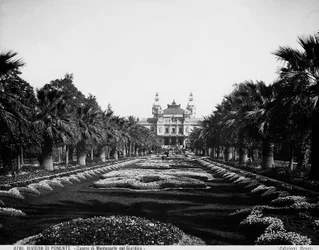 Vue de face du Casino de Montecarlo depuis le côté du jardin