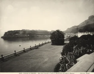 Belvédère devant le Casino de Montecarlo avec vue sur Monaco