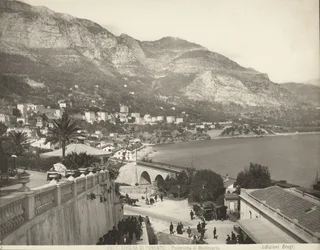 Vue panoramique de Montecarlo à Monaco. La scène montre divers passants; à gauche, on voit un gros plan d