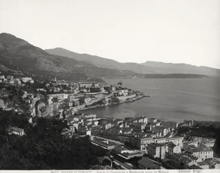 Vue de Condamine et Montecarlo, deux villes peuplées surplombant la mer. La photographie a été prise depuis Monaco