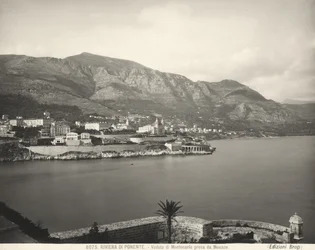 Vue de Montecarlo, station balnéaire surplombant la mer de Ligurie. Les Alpes maritimes se dressent en arrière-plan. La photographie a été prise depuis Monaco