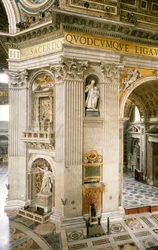 Décorations par Gian Lorenzo Bernini (1598-1680) sur le premier pilier à droite, un des quatre piliers soutenant le dôme de la Basilique Saint-Pierre, Rome, Cité du Vatican