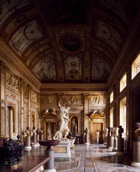 Salle des Empereurs avec Enlèvement de Proserpine au centre, par Gian Lorenzo Bernini, Galerie Borghèse, Rome, Italie