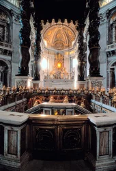 Vue du baldaquin du maître-autel conçu par Gian Lorenzo Bernini (Bernini), basilique Saint-Pierre (Basilica San Pietro) à Rome, Italie