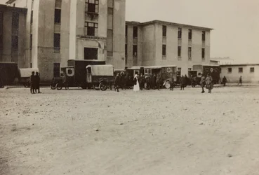 Album "Images de la guerre II": soldats italiens et ambulances de la Croix-Rouge à Gradisca Sagrado, Gorizia, Italie (photo n/b)