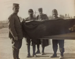 Album "Images de la guerre II": soldats italiens portant le cercueil d