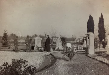 Album "Images de guerre II" : soldats et Croix-Rouge en visite au cimetière de Gradisca